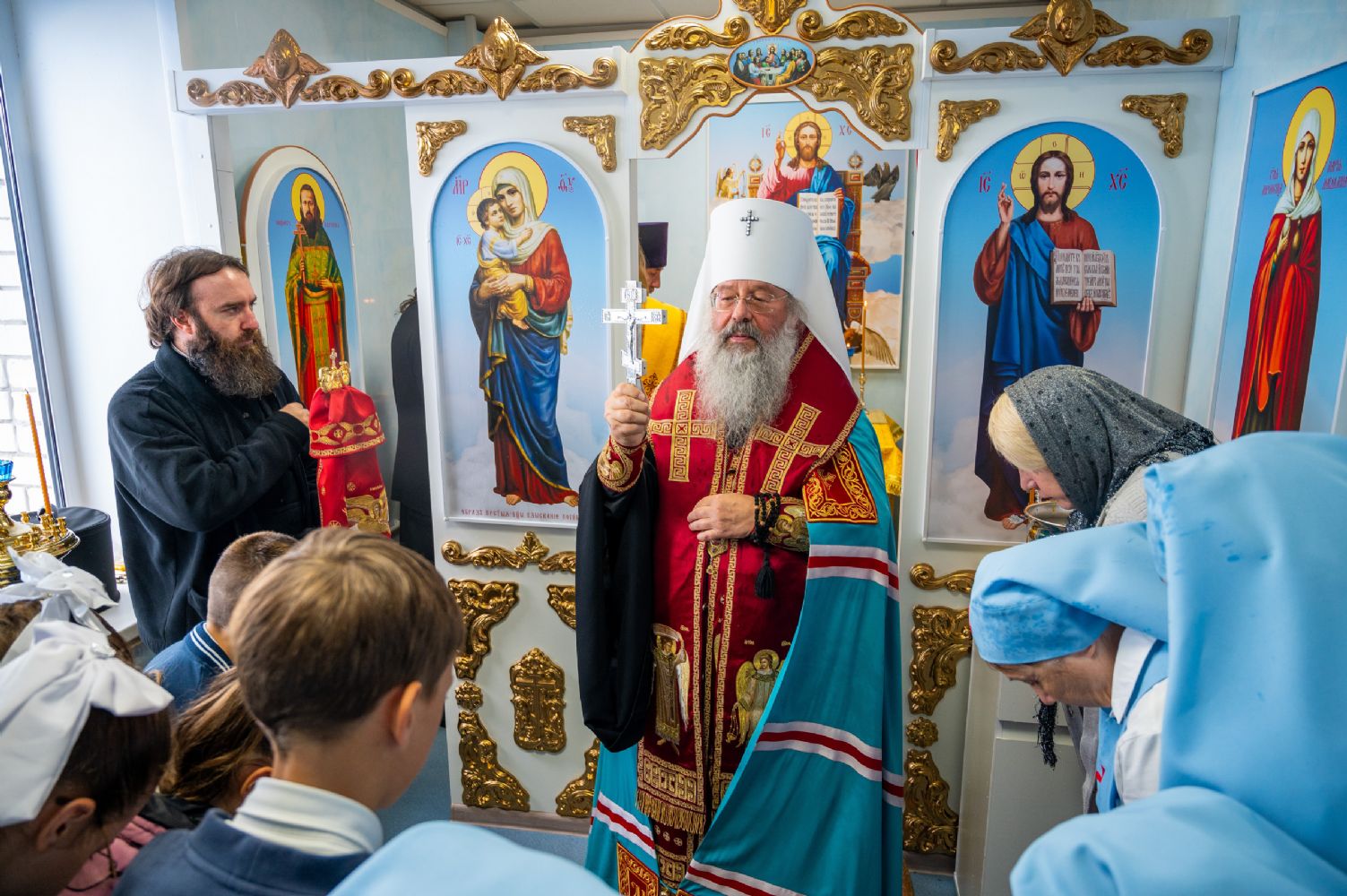 Митрополит Кирилл в больничном храме.jpg